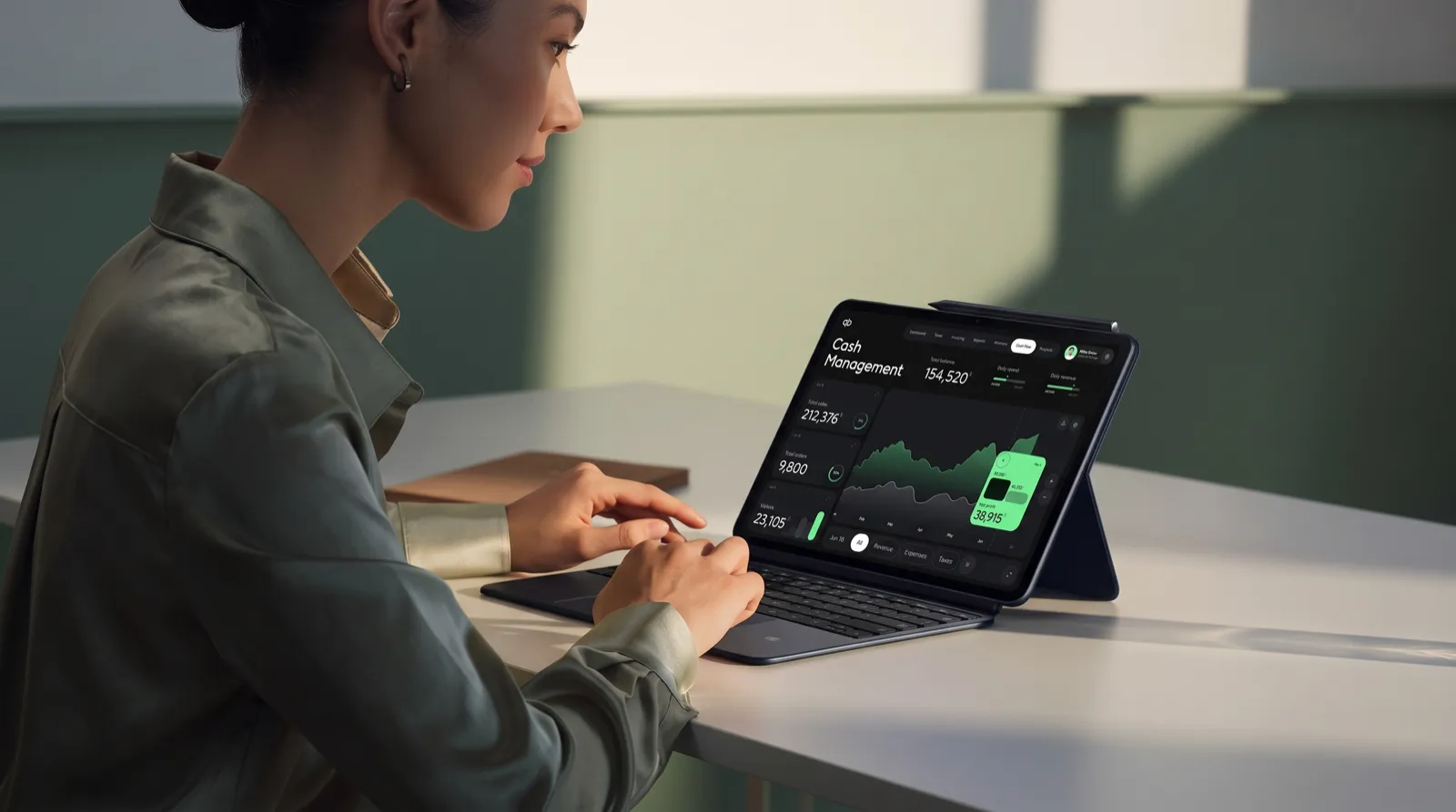 Profissional acompanha um painel financeiro em um tablet